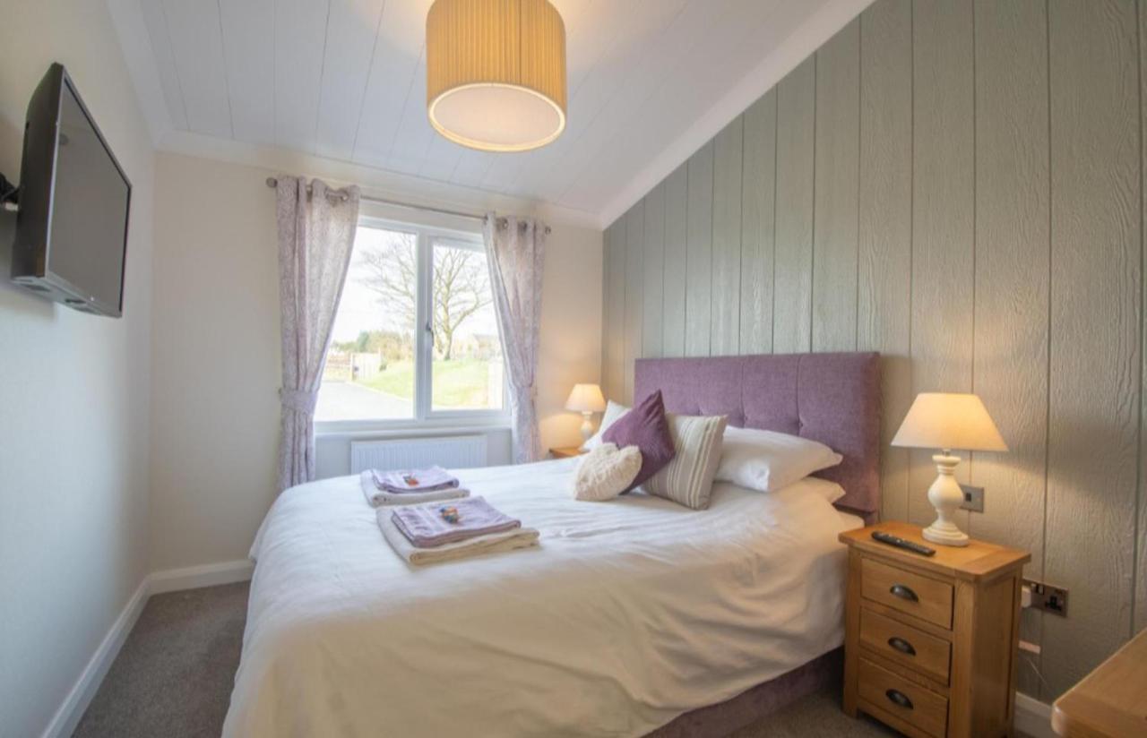 Luxury Family Beechwood Lodge With Hot Tub Lochwinnoch Exteriér fotografie