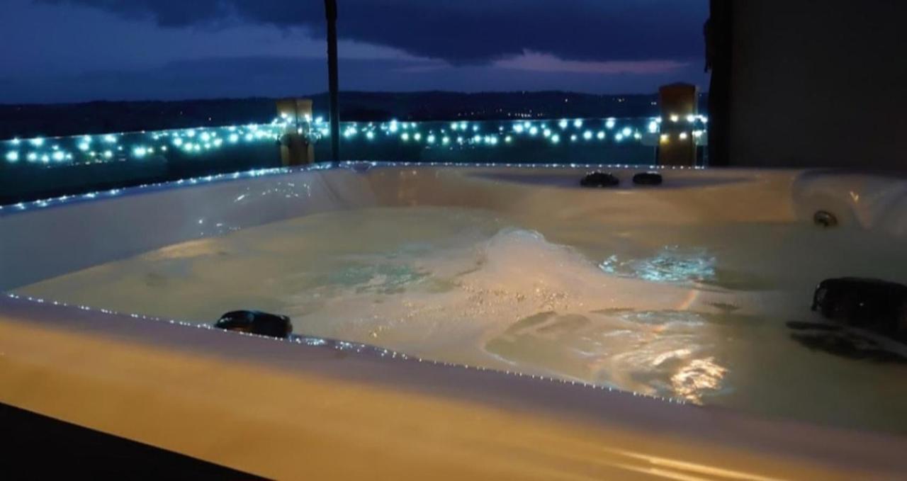 Luxury Family Beechwood Lodge With Hot Tub Lochwinnoch Exteriér fotografie